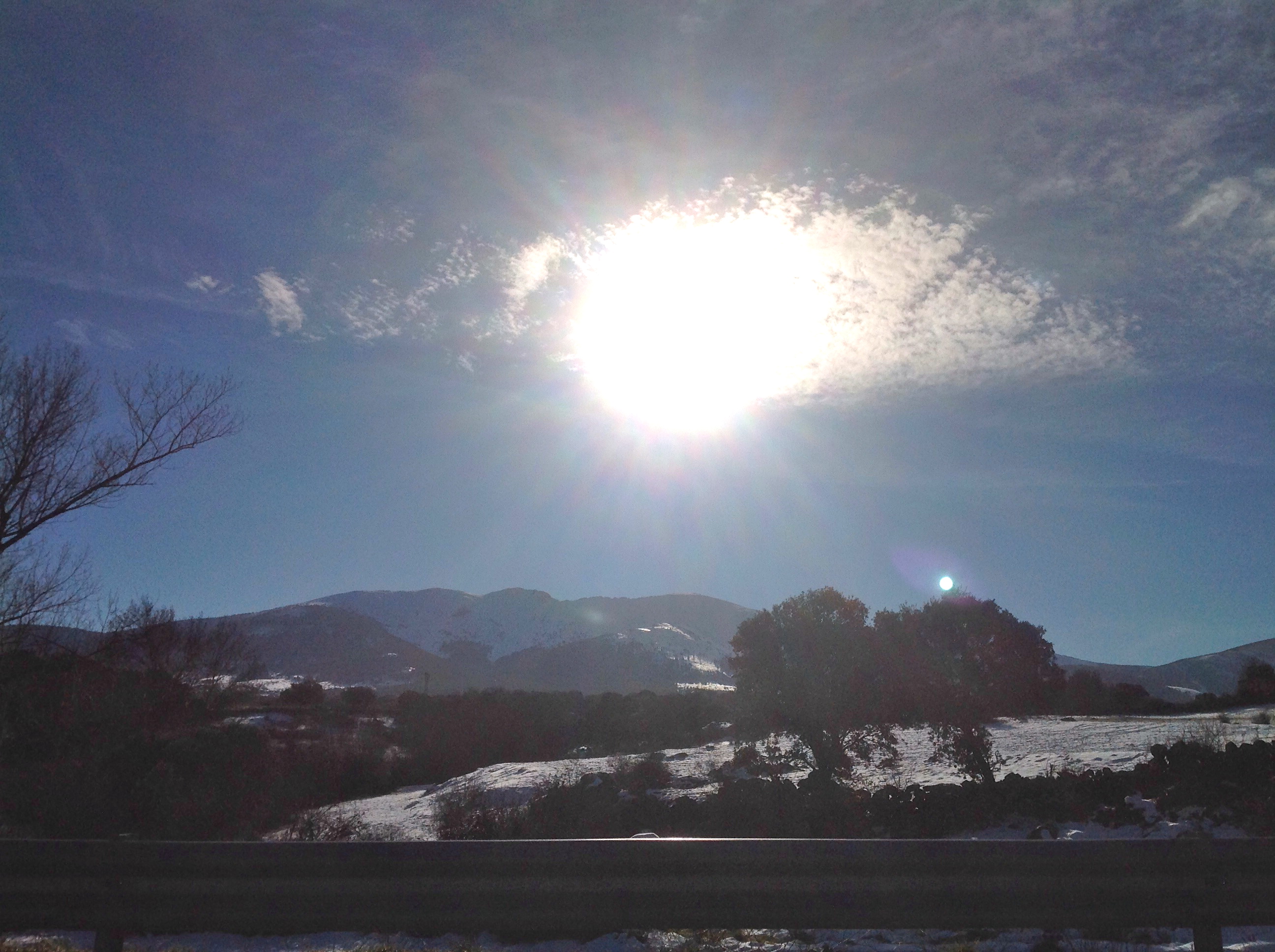 Paisaje con el sol al fondo y la Mujer Muerta
